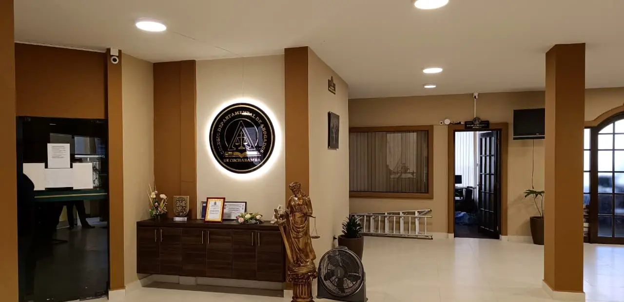 Hall de recepción del Colegio, con el escudo y la estatua de la Justicia.