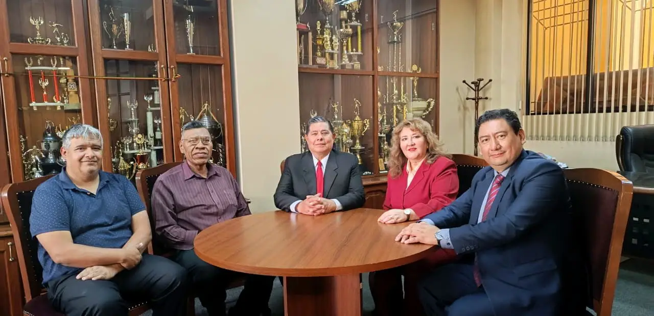Reunión institucional en la sede del Colegio de Abogados.