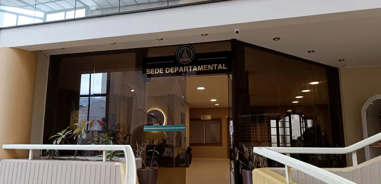 Ingreso a la Sede Departamental del Colegio de Abogados de Cochabamba.