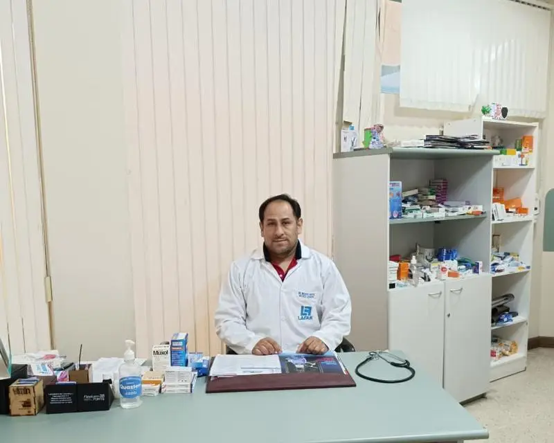 Médico en el consultorio del Colegio